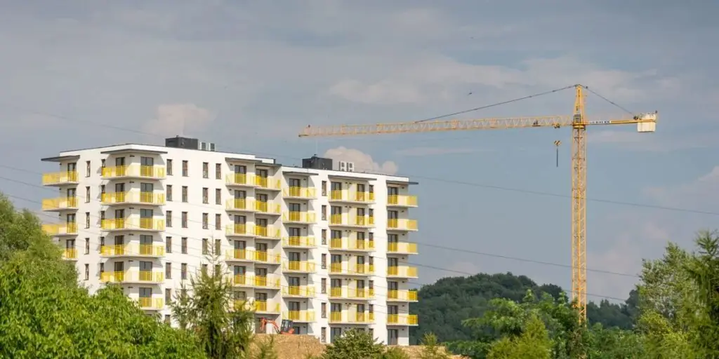 Comprei o imóvel na planta e recebi IPTU retroativo: a dívida é minha ou da construtora?